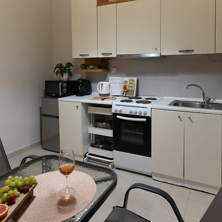 דירה Cozy Flat With Balcony, סלוניקי