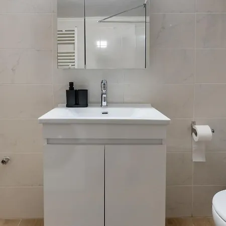 Cozy Flat With Balcony, דירה *